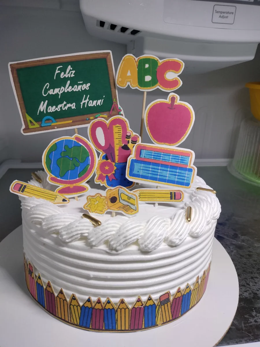 Pastel infantil con letras y colores