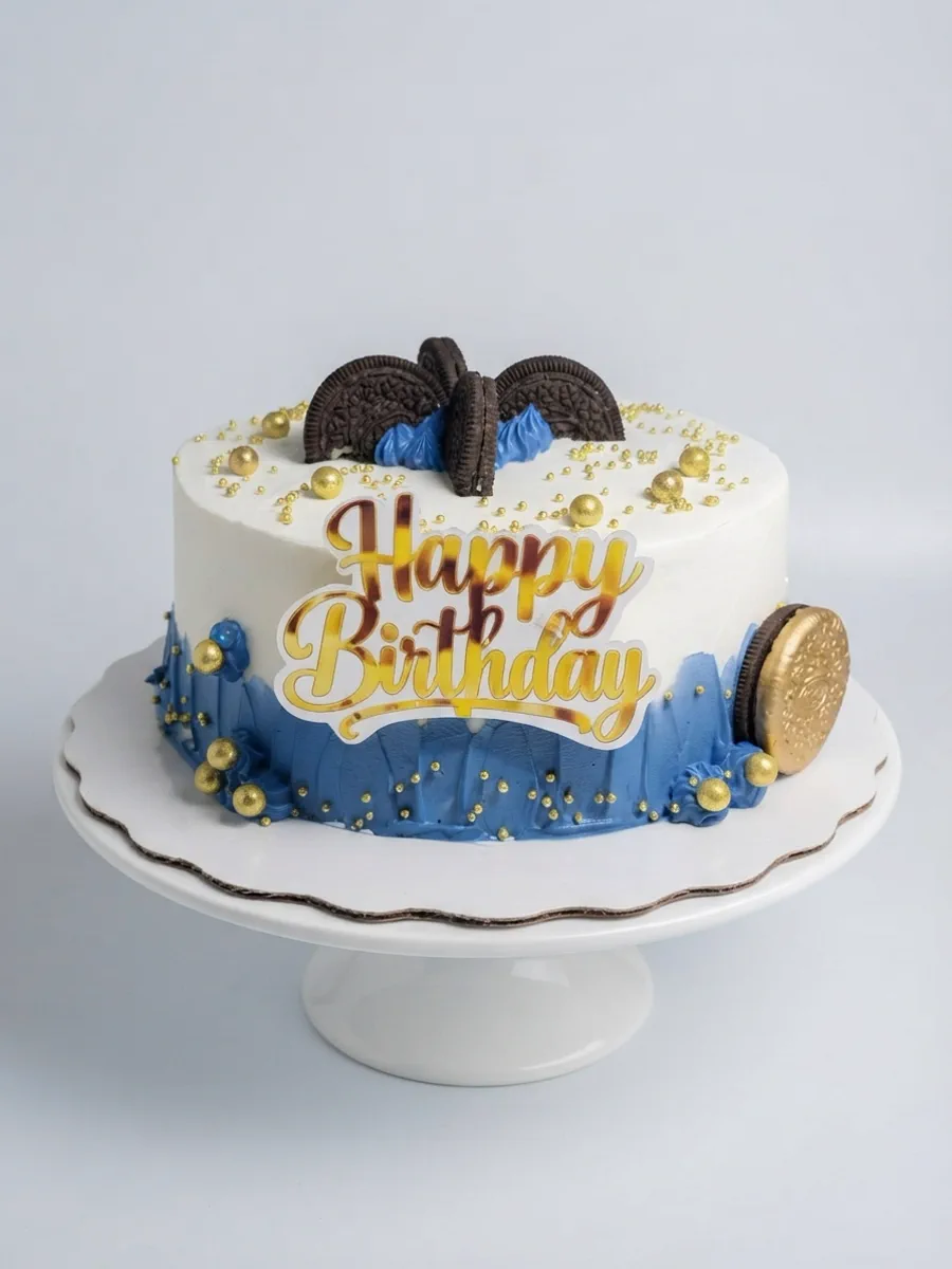 Pastel azul con detalles dorados y galletas de chocolate