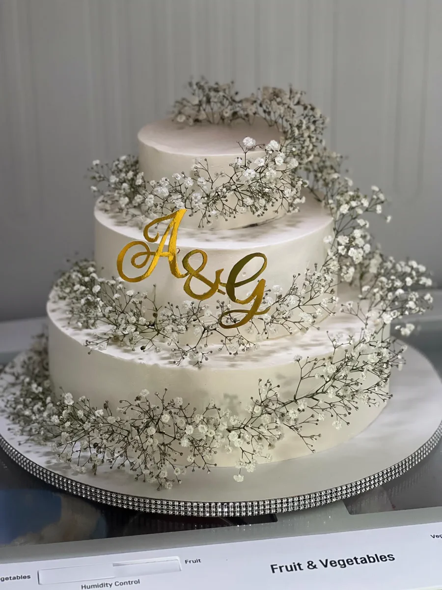 Pastel de boda blanco con detalles elegantes