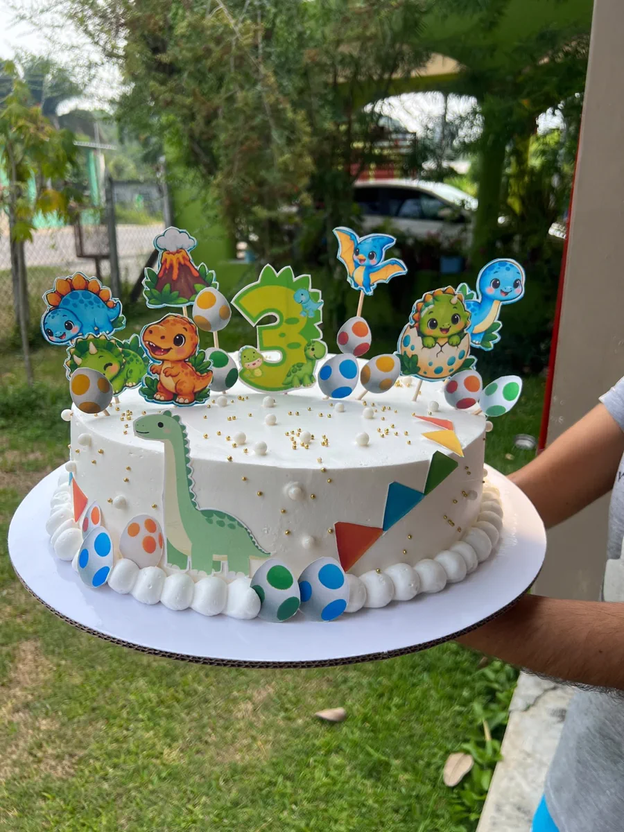 Pastel infantil con figuras decorativas en tonos azul y verde