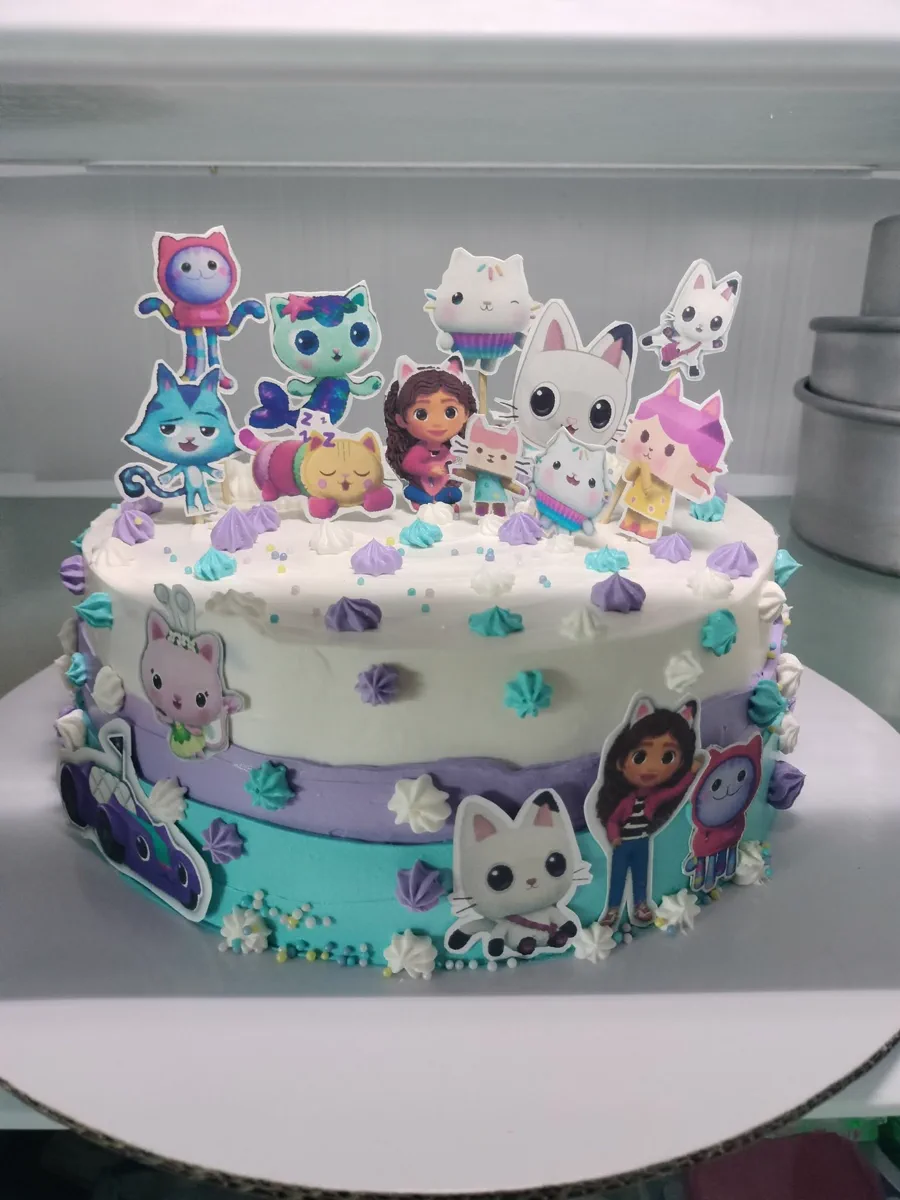 Pastel infantil decorado con personajes de colores