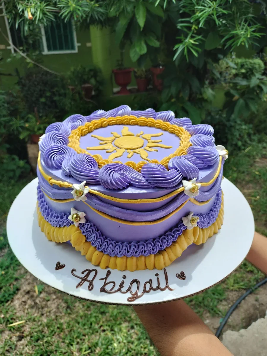 Pastel decorado en tonos lila y dorado