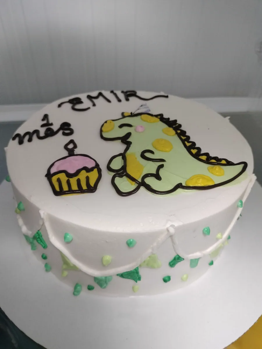 Pastel decorado con personaje amarillo