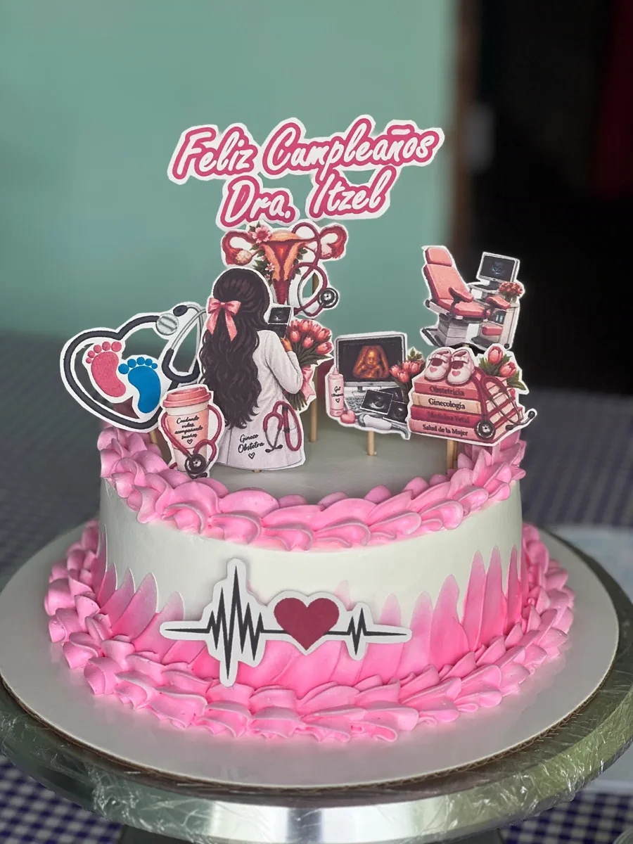 Pastel de cumpleaños con decoración rosa
