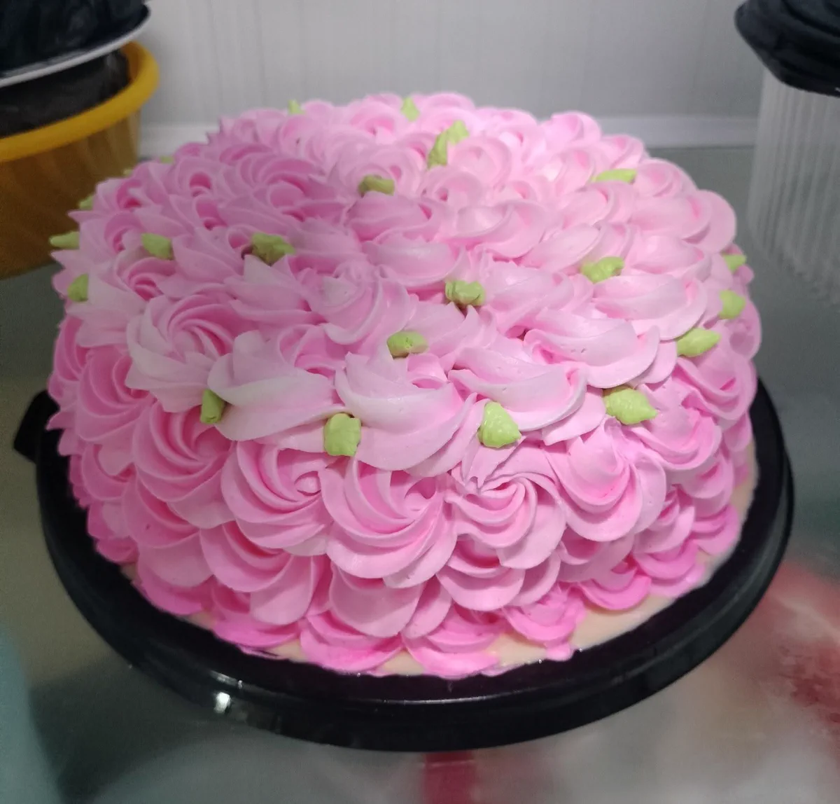 Pastel artesanal decorado con flores rosas de Judith Panadería y Pastelerías en Jalpa de Méndez, Tabasco