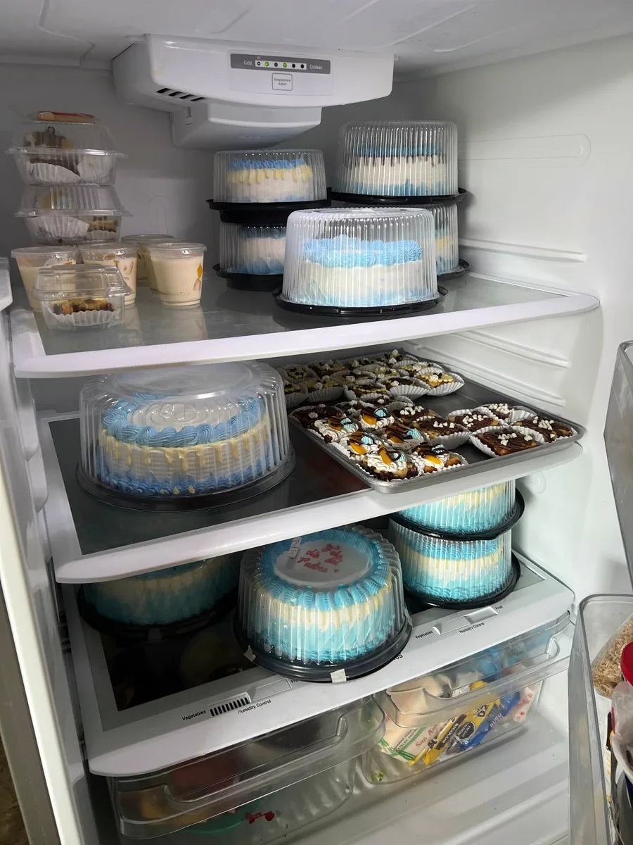 Variedad de pasteles y postres dentro de un refrigerador